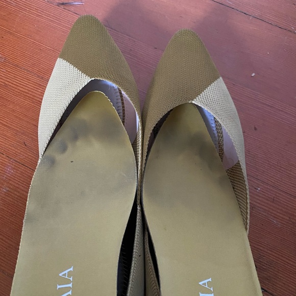 Vivaia Green Valencia Pointed-Toe V-Cut Flats - Picture 10 of 10